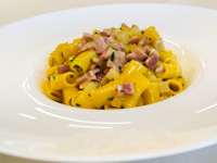 Pasta corta con pancetta