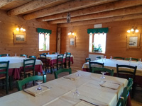 Ampia sala da pranzo con muri e soffitto in legno