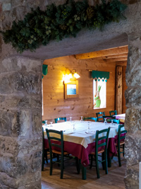 Scorcio su una delle sale da pranzo in stile rustico del rifugio