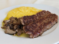 Salsiccia al forno con polenta e funghi