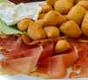 Prosciutto crudo, crescenza del Caseificio Pennar e gnochetti fritti