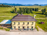 Il Rifugio Malga Ronchetto nella Piana di Marcesina