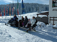 Turisti in motoslitta fuori dall albergo