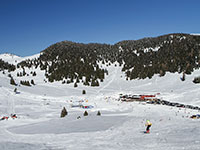 Panoramica con bambino che scia sulle piste val formica