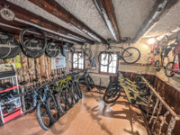 interno rimessa e-bike noleggio rifugio Valmaron