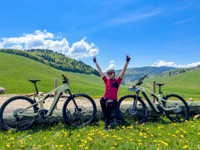 Soddisfazione dopo una pedalata in E-bike sull'Altopiano di Asiago